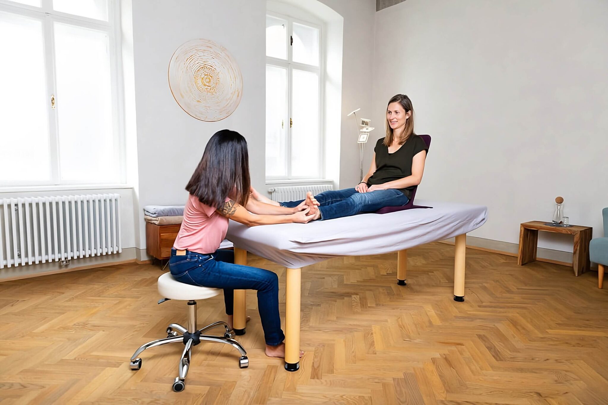 Grinberg-Sitzung in der Praxis Move in Balance – Shely arbeitet an den Füßen einer Klientin